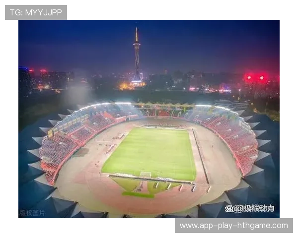 河南队被扣除6分处罚，李玮锋现身训练场督战